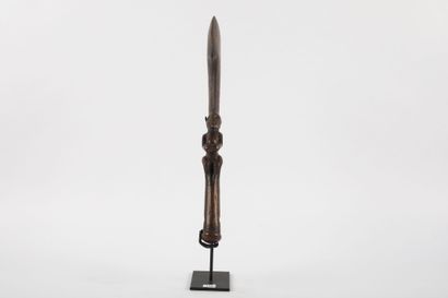 Massue wahaika ornée d’un grand tiki. Bois...