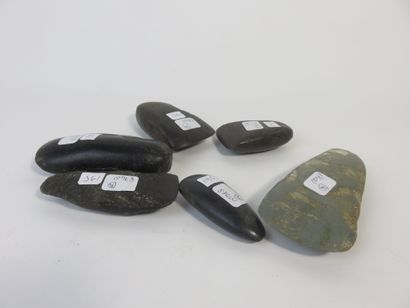 Lot de six objets : Une hache en pierre verte...