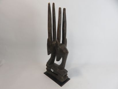 Tyi-wara. Représentation d’une gazelle femelle...