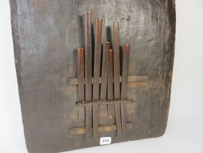 Très grande sanza à huit lamelles (une manque)....