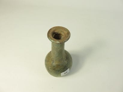 Bottle. Iridescent glass. Height : 19,5 cm....