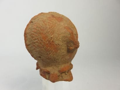 Tête d’homme. (fragment de statuette) Terre...