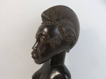 Statue féminine Blolo Bla. Elle est représentée...