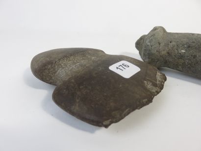 Lot de deux objets : un pilon en pierre dont...