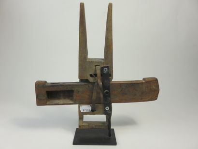 Serrure de case à décor géométrique. Bois...