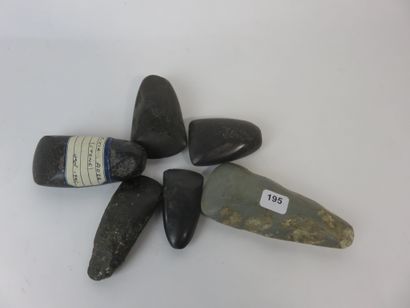 Lot de six objets : Une hache en pierre verte...