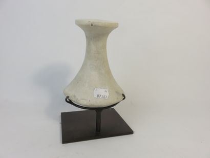 Pilon de forme classique. Corail rocheux....