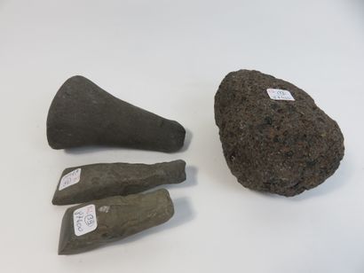 Lot de quatre objets : Un pilon conique en...