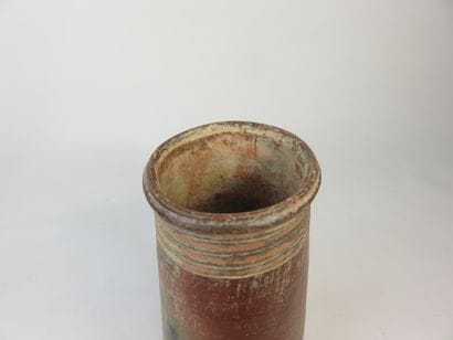 Vase conique. Terre cuite avec engobe rouge....