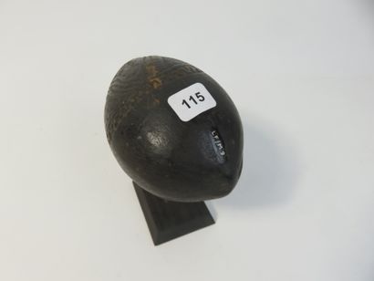 Très joli et ancien ocarina à décor sculpté...