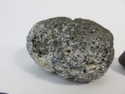 Lot de quatre objets : Un pilon conique en...