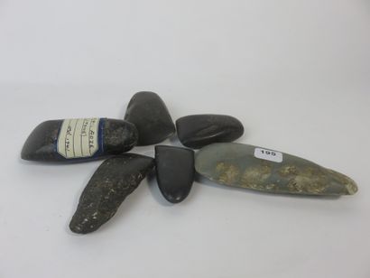Lot de six objets : Une hache en pierre verte...