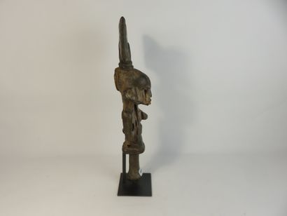 Oshe Shango. Le manche représente une prêtresse...