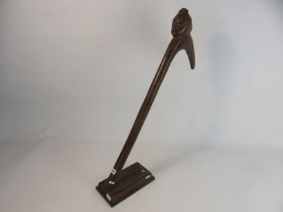 Canne récade de danse sculptée à son sommet...
