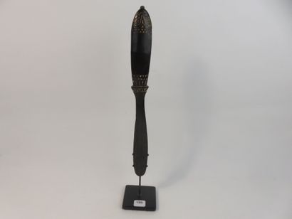 Ancienne spatule à chaux en forme de clapper...