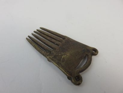 Un peigne à six dents, Hauteur : 6,5 cm.