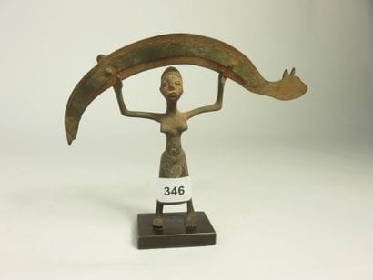 Personnage féminin tenant dans ses mains...