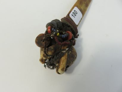 Ancienne spatule de chef ornée de coquillages,...