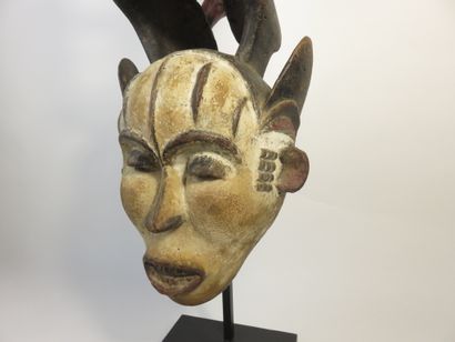 Masque de danse à visage humain, il est surmonté...