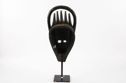 N'tomo mask: the face, treated in a cubist...