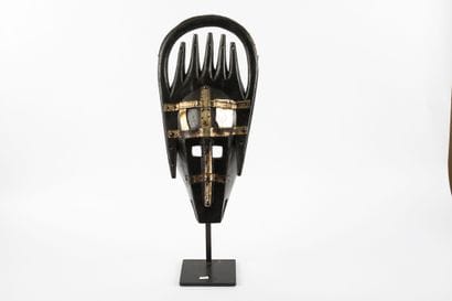 N'tomo mask: the face, treated in a cubist...
