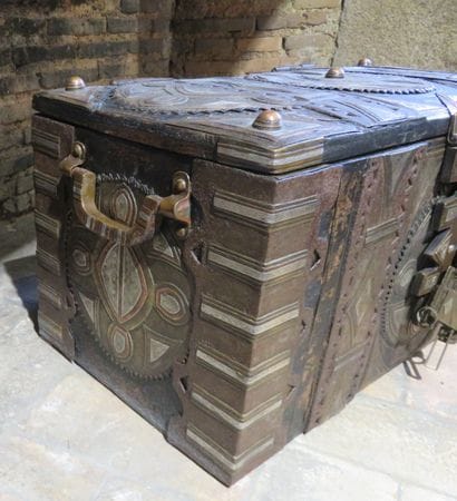 Beautiful tea chest Sahraoui including a...