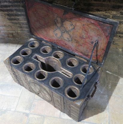 Beautiful tea chest Sahraoui including a...