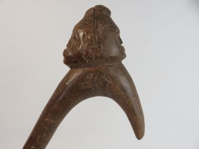 Canne récade de danse sculptée à son sommet...