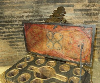 Beautiful tea chest Sahraoui including a...