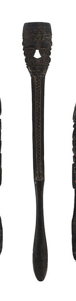 Ancienne spatule à chaux ornée de deux personnages...