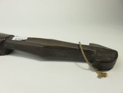 Cuillère. Bois à patine brune. Fente sur...