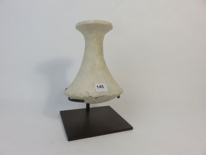 Pilon de forme classique. Corail rocheux....