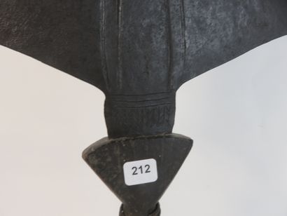 Couteau. La lame est en métal forgé, la poignée...