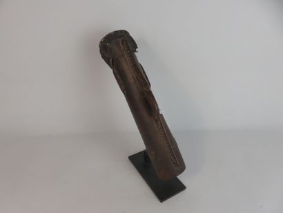 Petit tambour de danse à poignée ornée de...