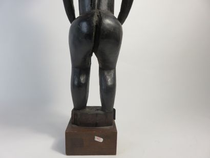 Pole top representing a male Byeri. He is...