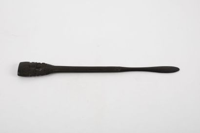 Ancienne spatule à chaux ornée de deux personnages...