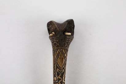 Dague ornée d’un motif représentant un visage...