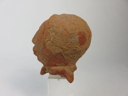 Tête d’homme. (fragment de statuette) Terre...