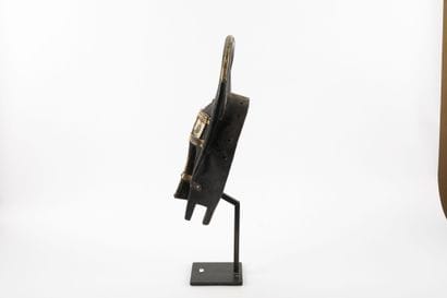 N'tomo mask: the face, treated in a cubist...