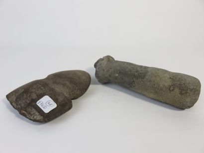 Lot de deux objets : un pilon en pierre dont...