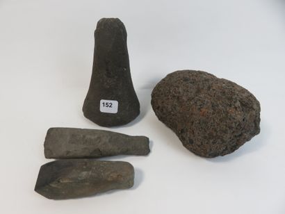 Lot de quatre objets : Un pilon conique en...