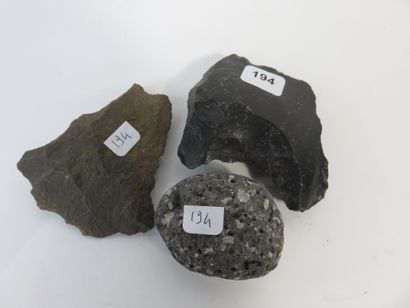 Lot de trois objets : Une pointe mata’a en...
