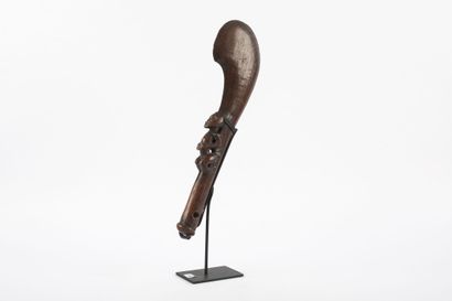 Massue wahaika ornée d’un grand tiki. Bois...