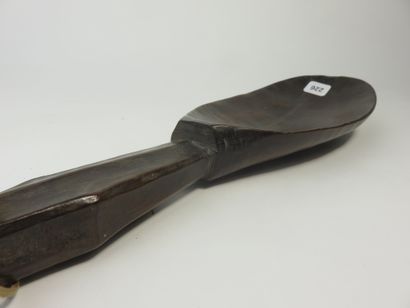 Cuillère. Bois à patine brune. Fente sur...