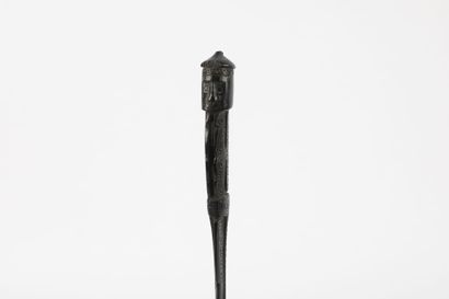 Ancienne spatule à chaux ornée d’un personnage...