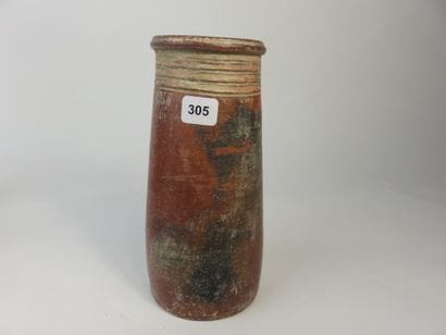 Vase conique. Terre cuite avec engobe rouge....