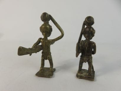 Deux chasseurs tenant un fusil