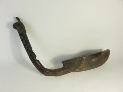 Harpe violon dont le manche est orné d’une...