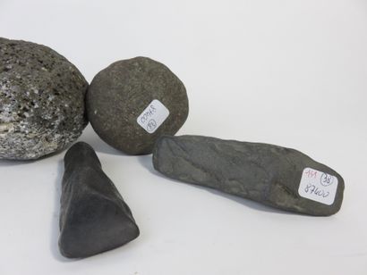 Lot de quatre objets : Un pilon conique en...
