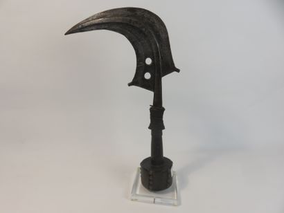 Trombash. Arme de prestige en forme de faucille...